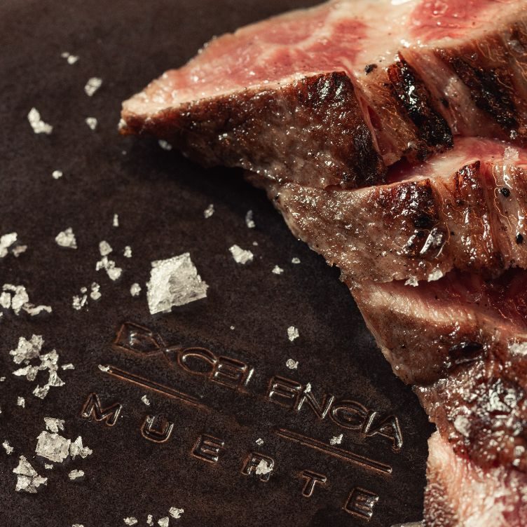 Il piatto inciso Excelencia · Muerte