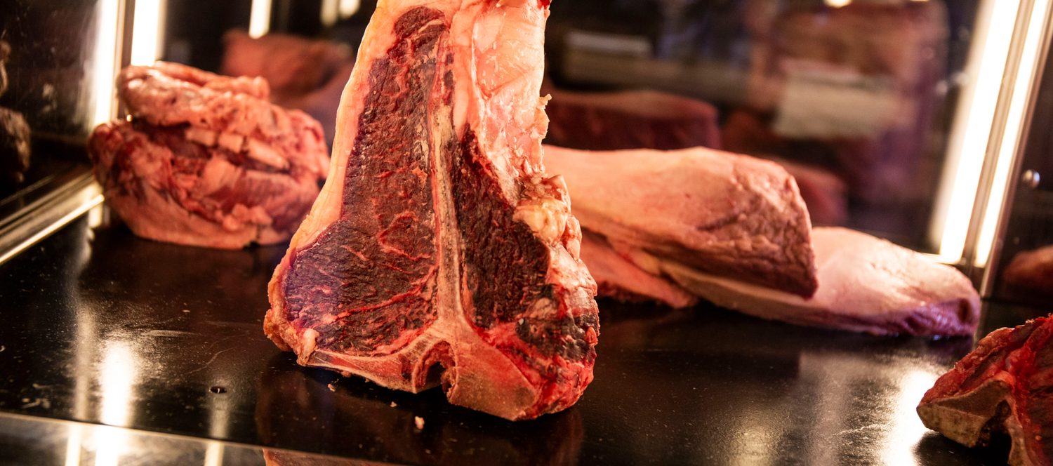 Tagli di carne in frollatura nella cella di Varrone